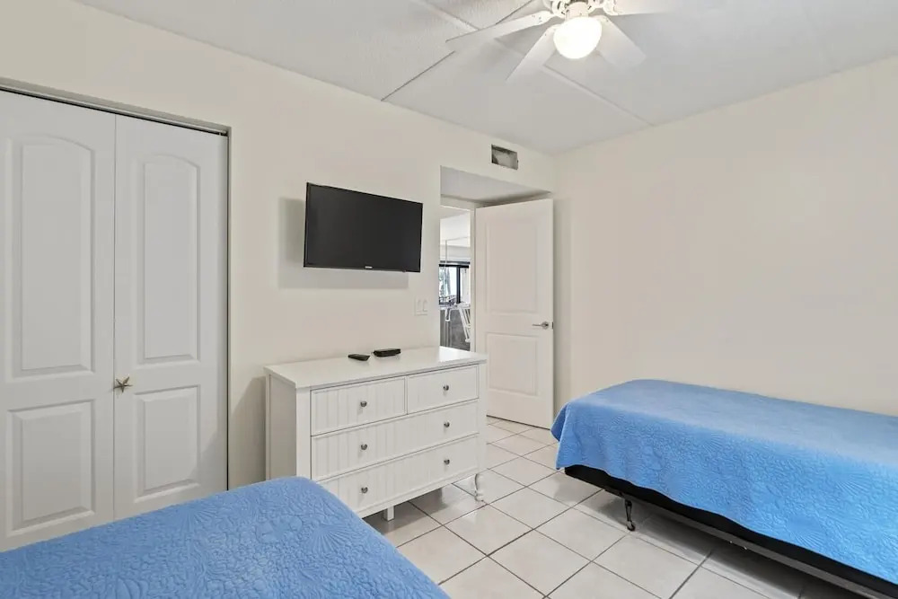 Just Beachy~ocean View~2nd Fl 2 Bedroom Condo by RedAwning