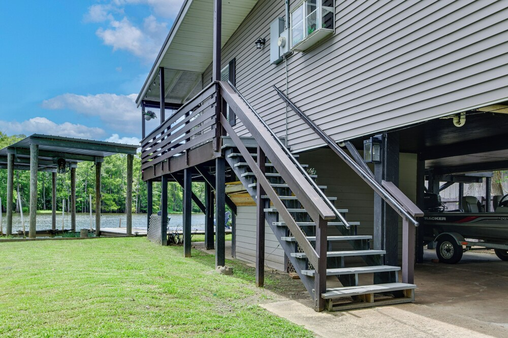 Home on Blood River - Private Dock & Spacious Deck