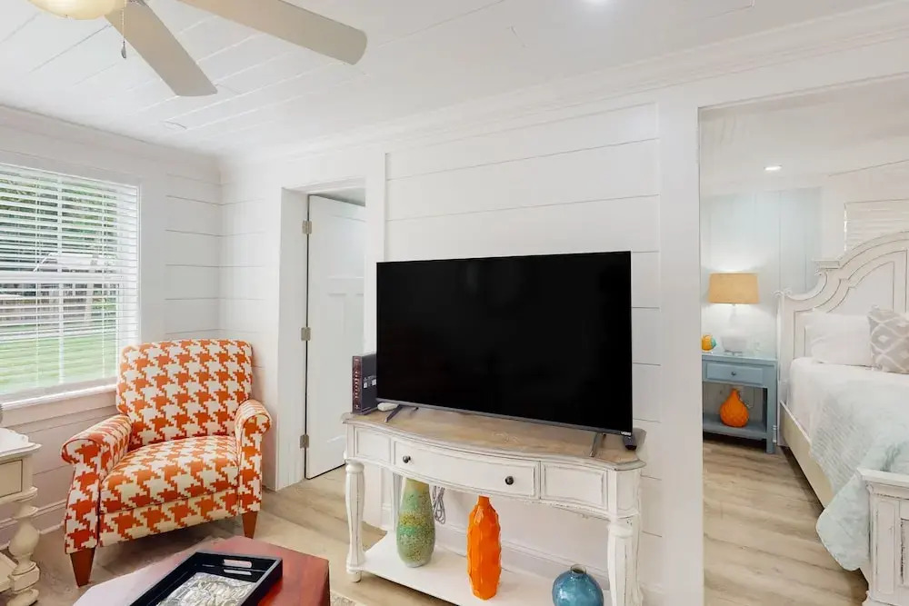 Cozy Cottage Near Beach/bars/dining With Enclosed Yard, AC, & W/D