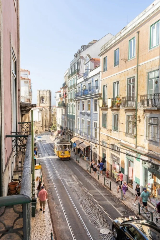 Artistic Alfama 4BR Cathedral Views Tram 28