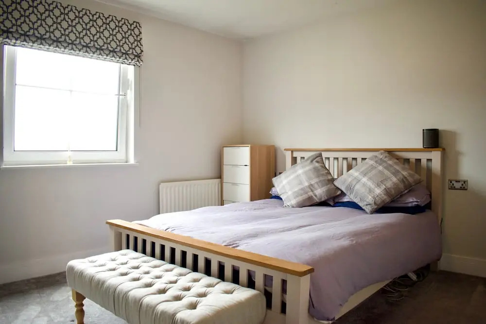 Large 2 Bedroom Flat in Leith With Free Parking