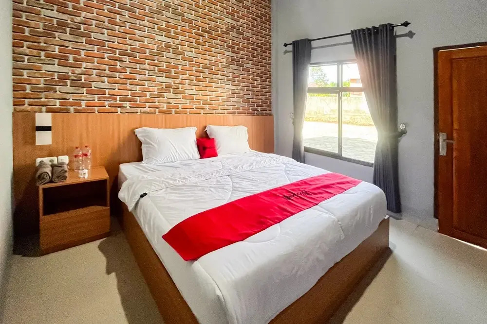 RedDoorz Plus at New Favour Hotel Gunung Dempo