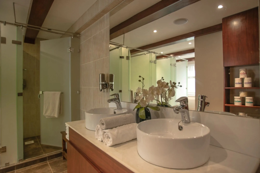 Cloud Hotel & Suites