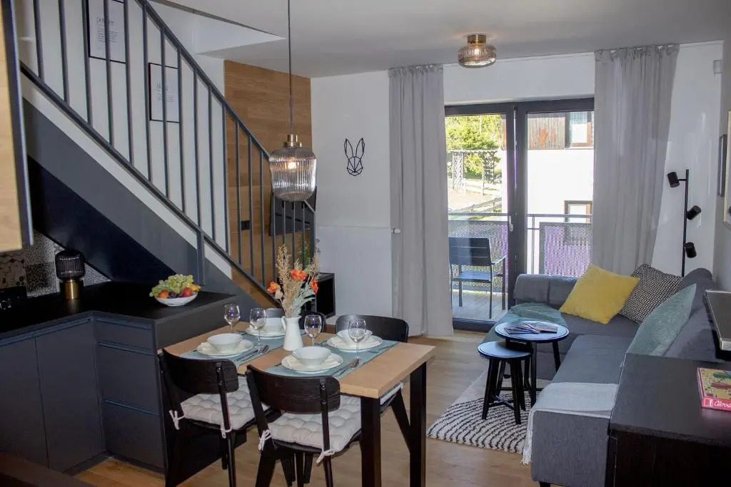 Enjoy Harrachov - Atraktivní klidný klimatizovaný apartmán 20 v centru Harrachova, parkováním s wallboxem EV, Wifi, herní konzolí, Ipad, Netflix, výhledem do zahrady a na romantický kostelík