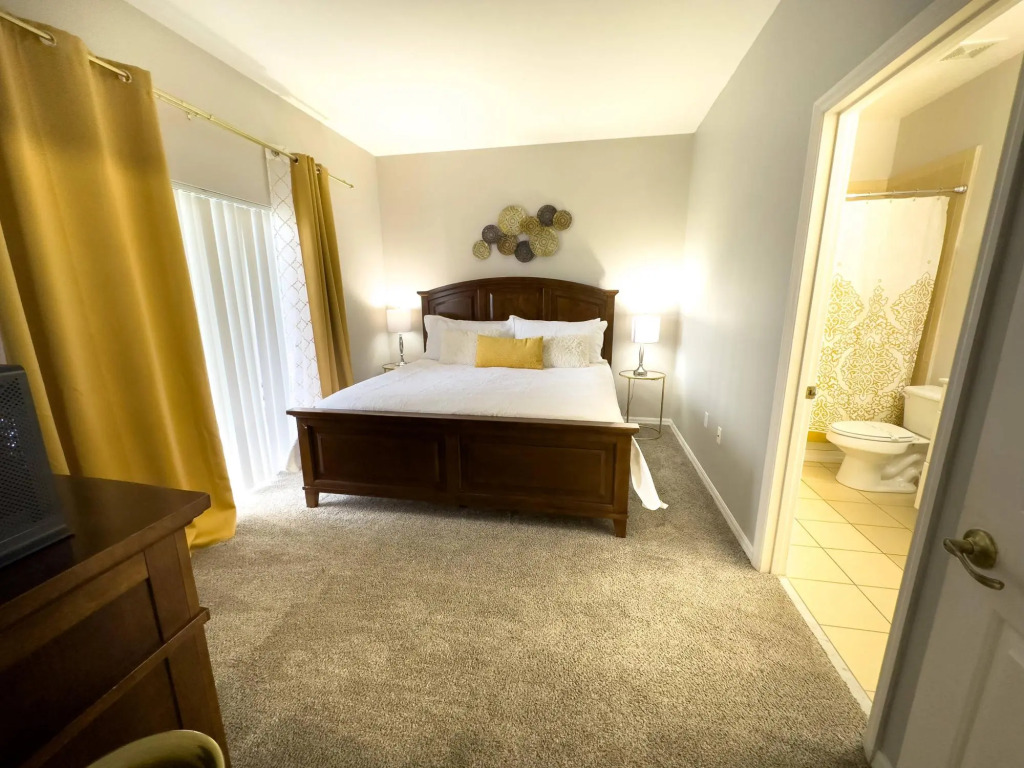 Comfortable Apart 4Bdrm3Bath- 4 miles to Disney