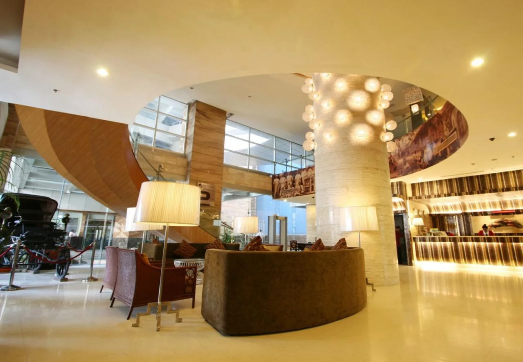Crown Regency Hotel & Towers