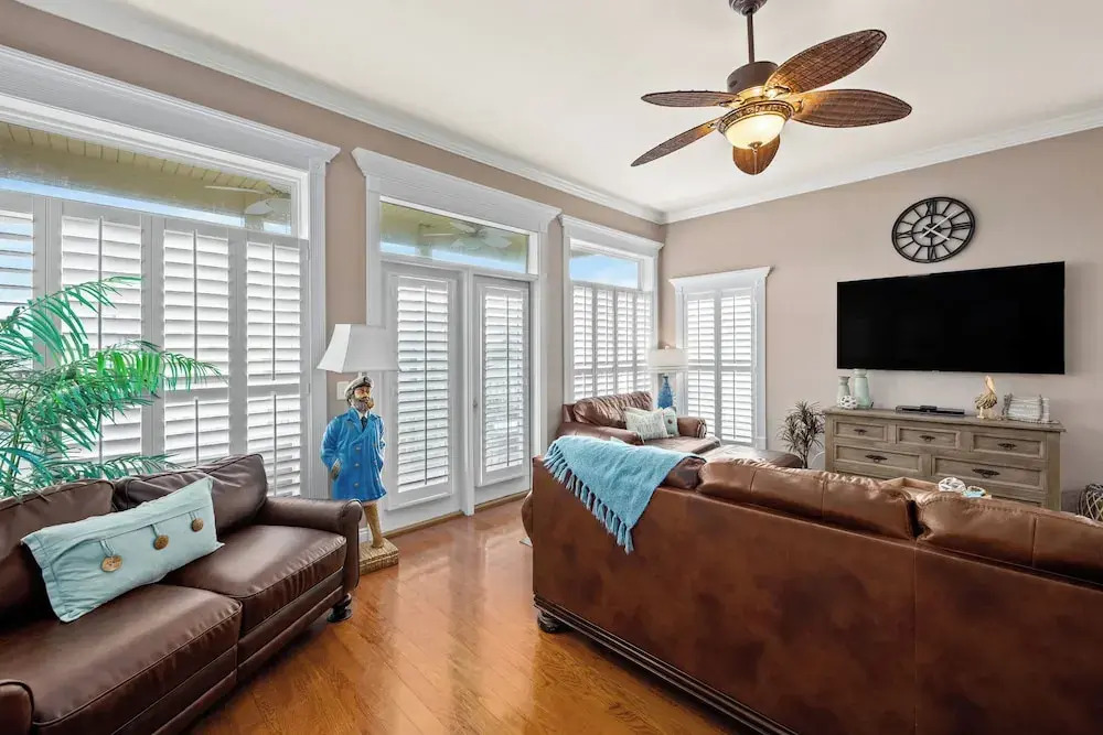 Algun Dia - Plush Family-Friendly Home - A Block from Beach
