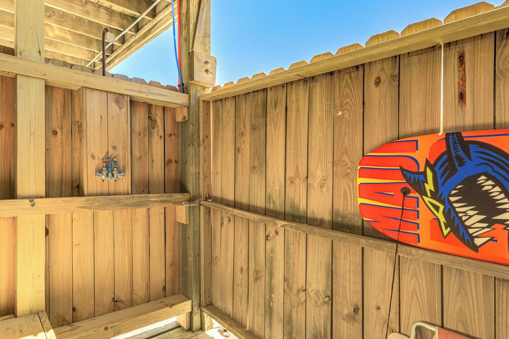 Hot Tub & Decks: North Topsail Beach Home