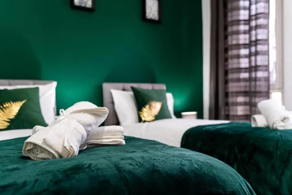 2 Bed Apartment, QE Hospital, Free Parking ,Netflix, Sleeps 4 Comfortable, 1 Double Bed x 2 Single Beds
