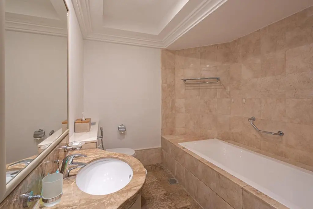 HiGuests - Luxurious 1BR in Palms with Private Beach Access