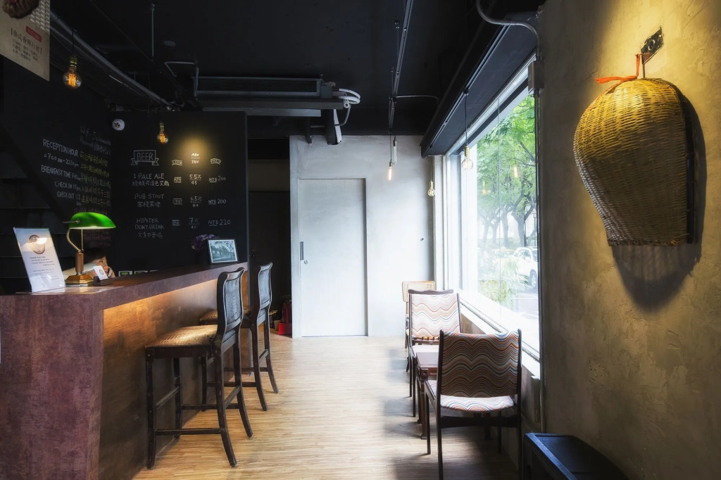 Corner Hostel & Cafe