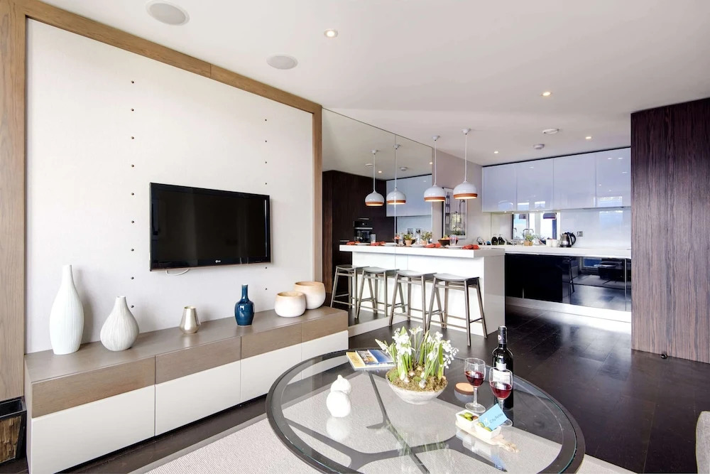 Bright Chelsea Grosvenor Waterside Apartment