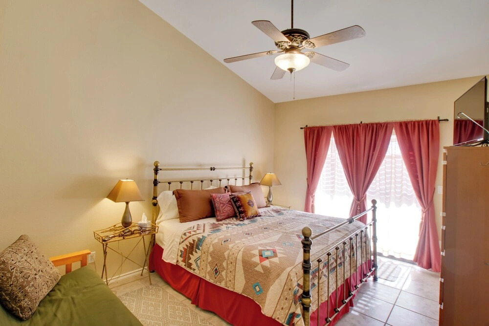 7 Mi to Mill Ave: Bbq-ready Mesa Townhouse