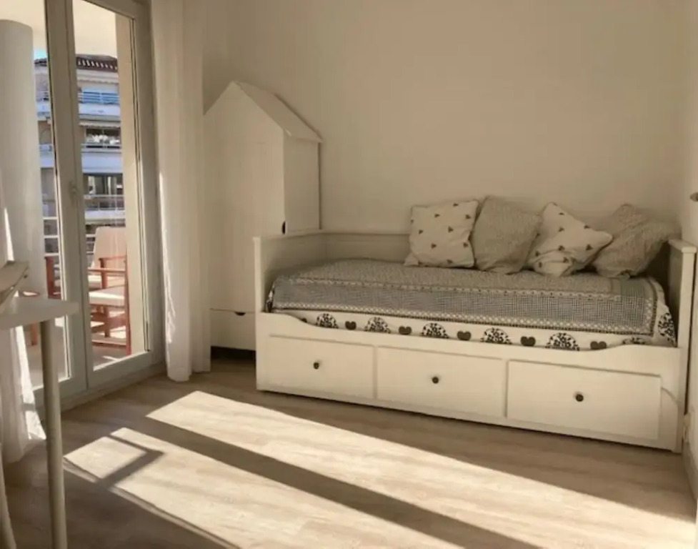 Terrace Apartment Near the Beach