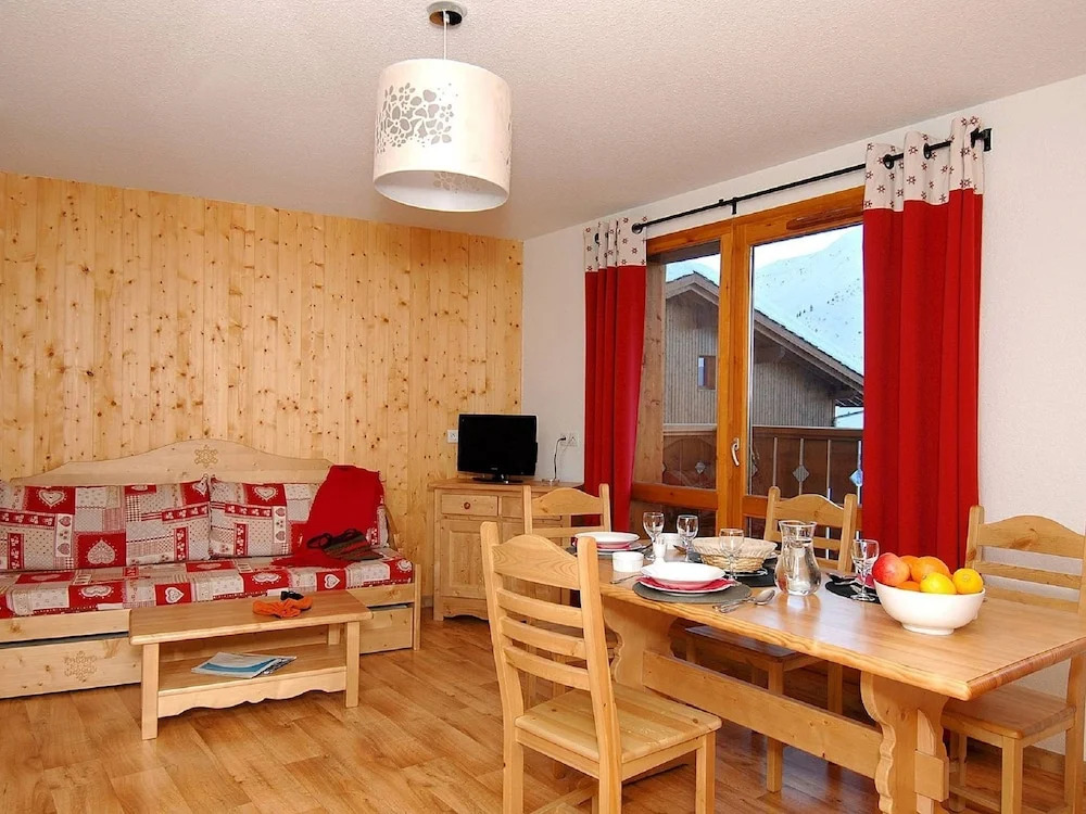 Rustic apartment with dishwasher, located in Valmeinie