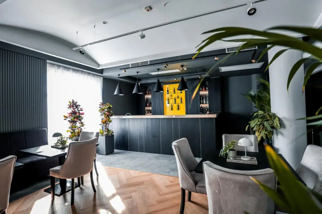 4 Seasons Apartments