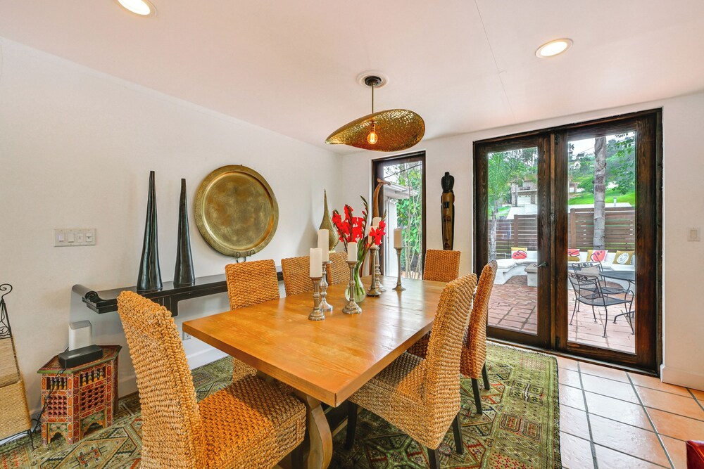 Gather & Unwind Outdoors, Stylish Vista Retreat!