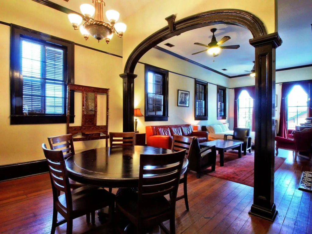 Royal Street Inn & Bar