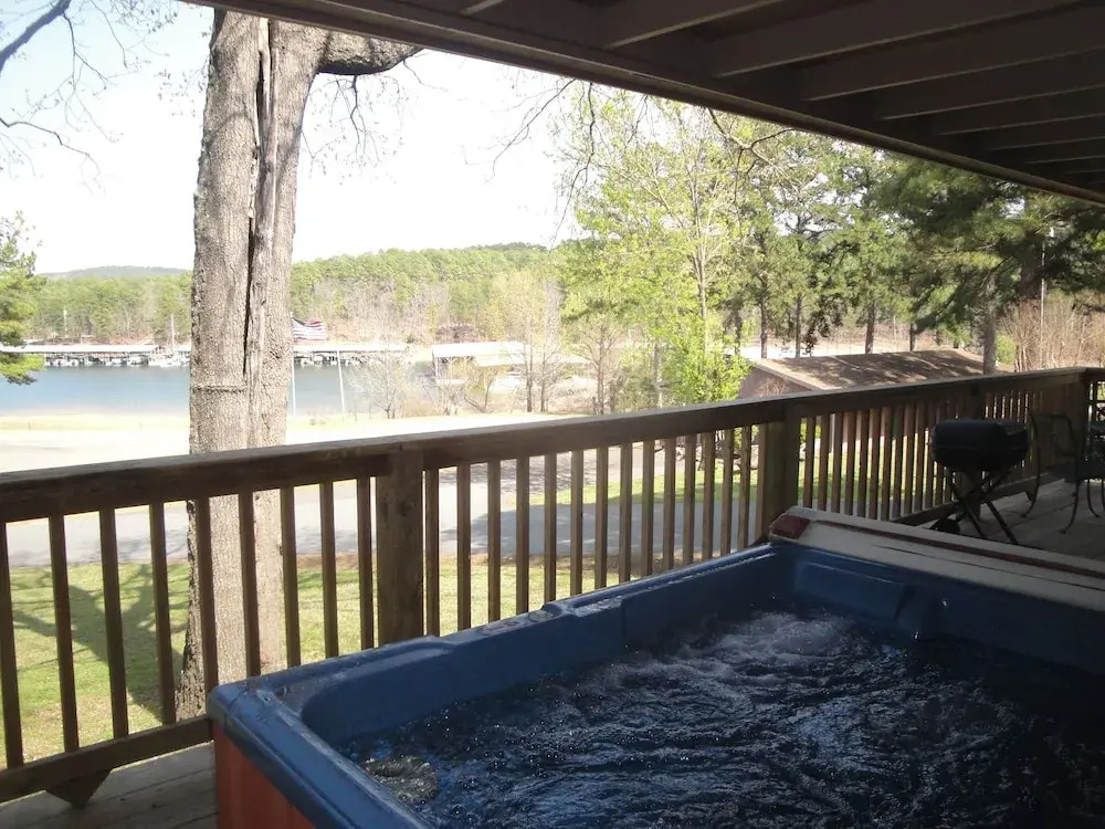 C1 - Mountain Harbor Lodge cottage on Lake Ouachita