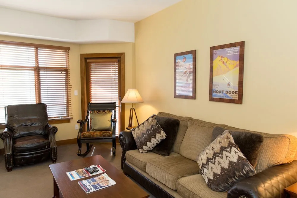 Updated 2 Bedroom -Fireplace & Balcony by RedAwning