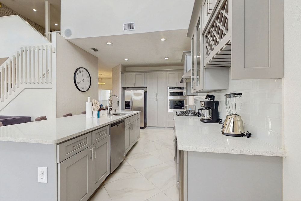 Beautiful Home With Private Pool, Game Room and Basketball Court