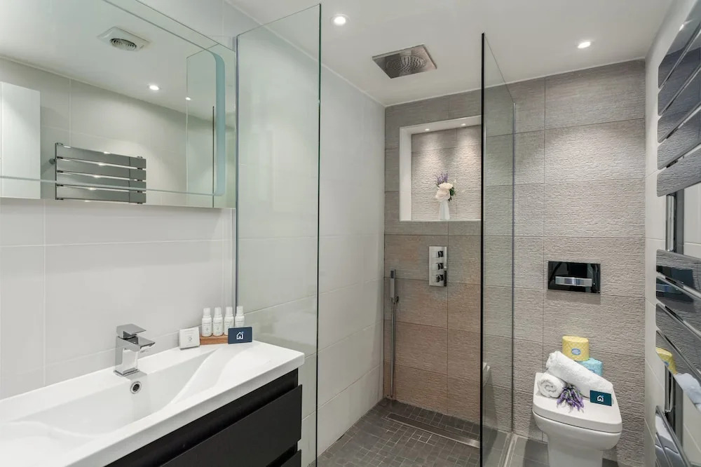 Spacious Canfield Gardens Studio