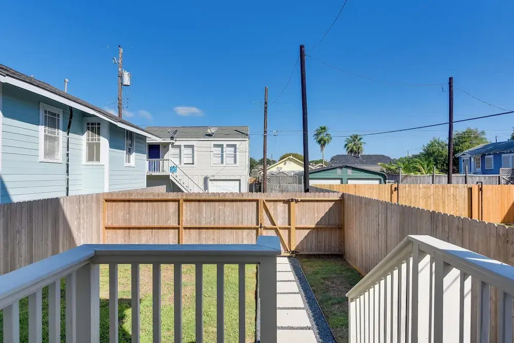 1 Mi to Ocean! Galveston Getaway w/ 2 Balconies