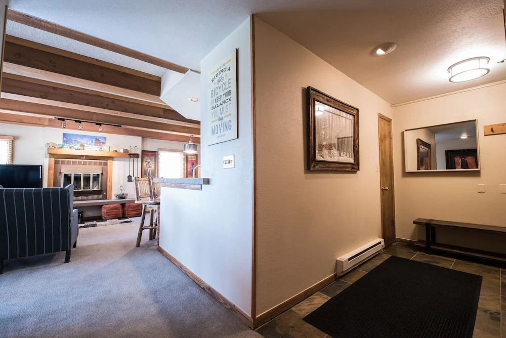 Lovely Modern Plaza Condo - No Cleaning Fee! by RedAwning
