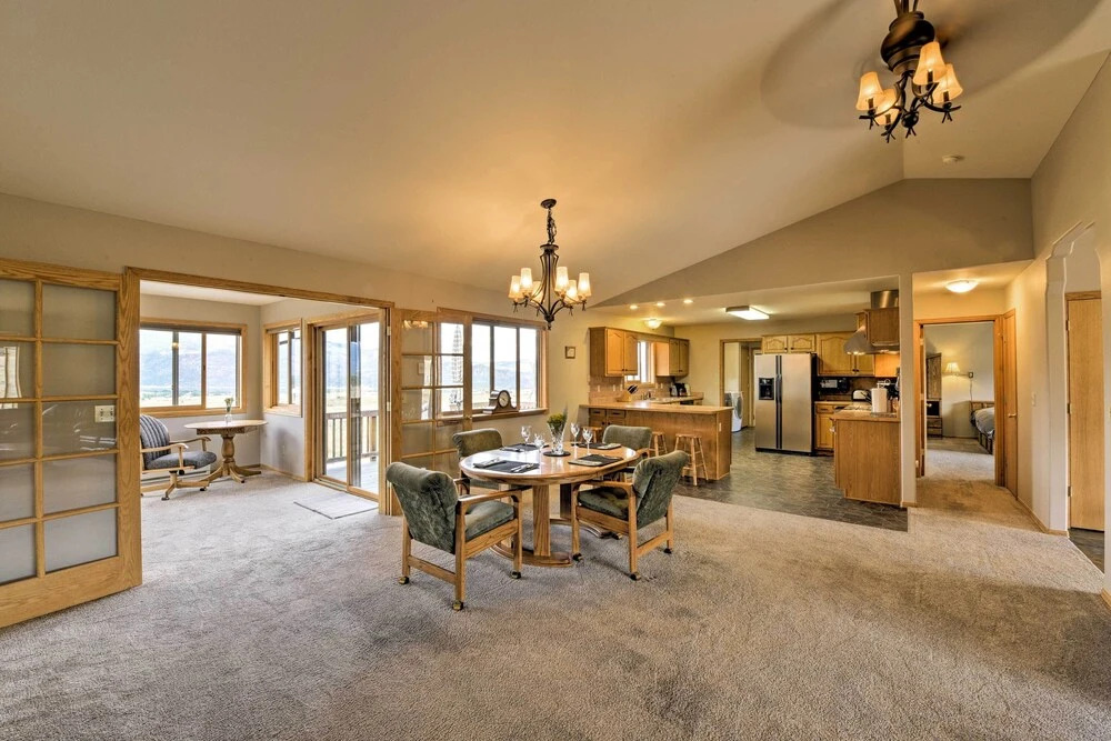 Buena Vista Retreat: 7 Acres & Panoramic Views