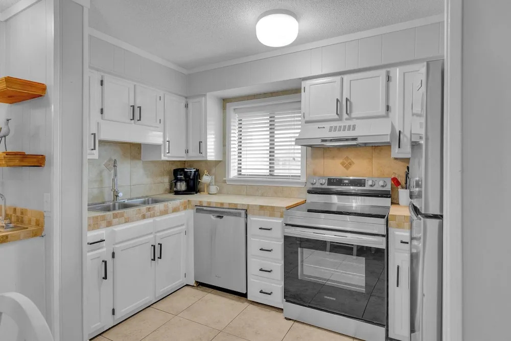 Aqua Vista Retreat 2 BDR in Spectacular Resort!