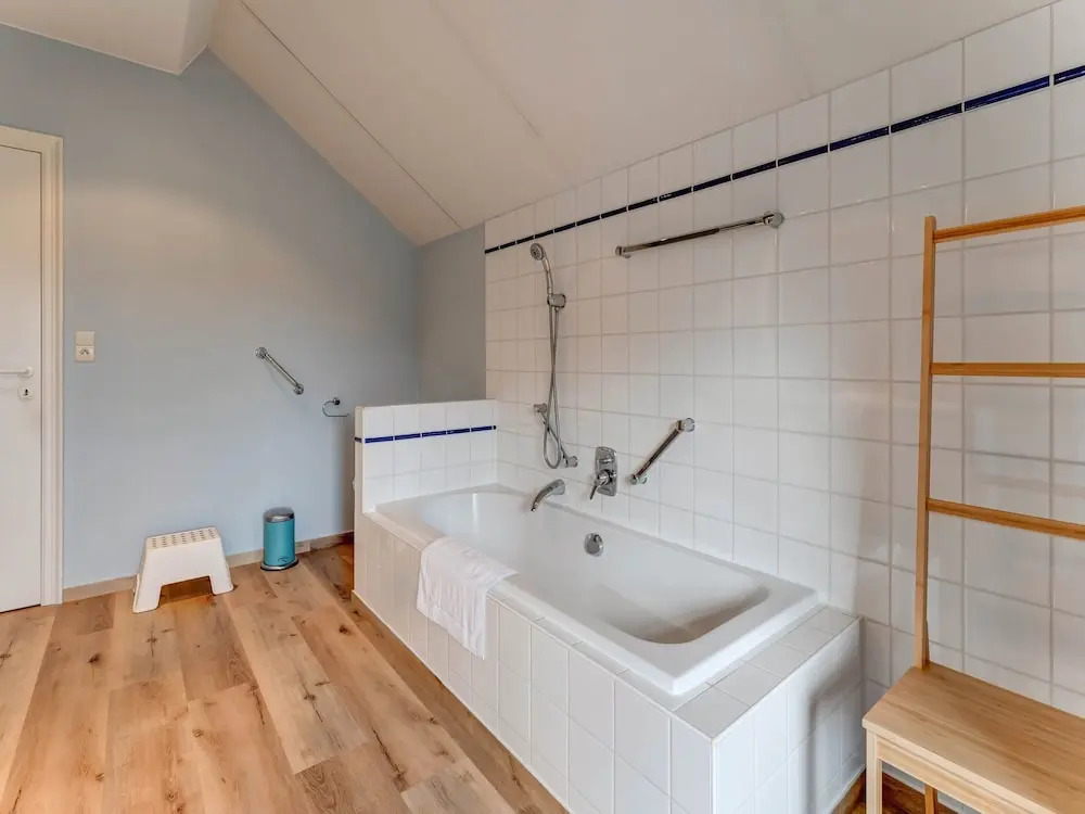 Luxury holiday home with sauna and jacuzzi in Heers
