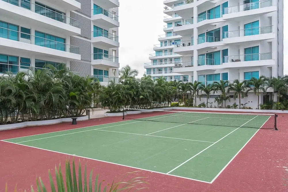 Deluxe Condo W Amenities & Beach