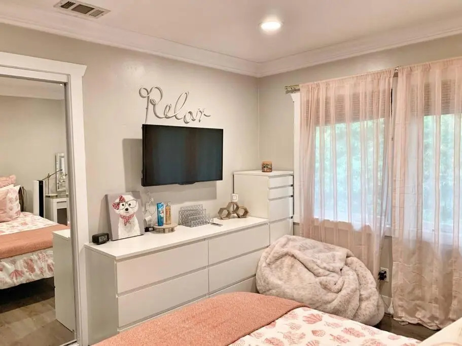 Cute Home 7 Blocks To Beach . Xbox . Bikes . Pets