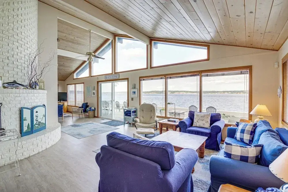 Beachfront Whidbey Island Home + Apartment!