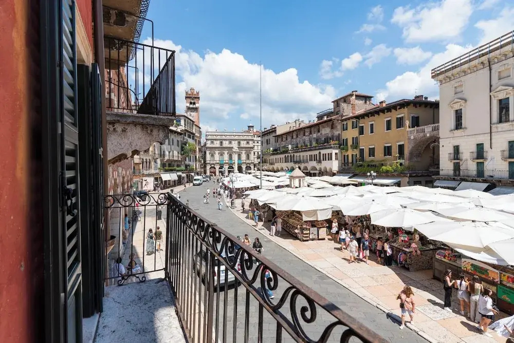 Piazza Erbe Lodge