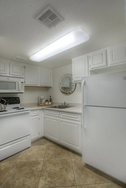 Scottsdale's premium short term getaway, Fully furnished 1 bedroom homes, FREE Golf, cable, utilities, Wi-Fi, parking, pool, and bike trails- Unit 112 by RedAwning