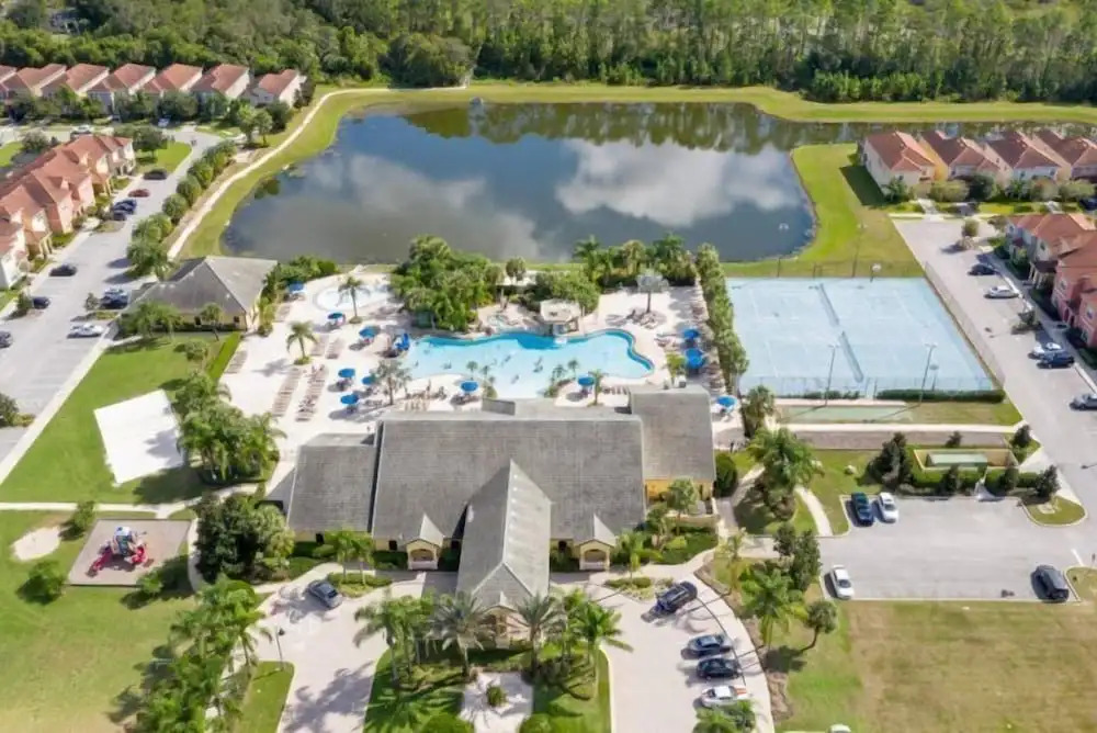 4 Bedroom 3 Bathroom Town Home With Splash Pool
