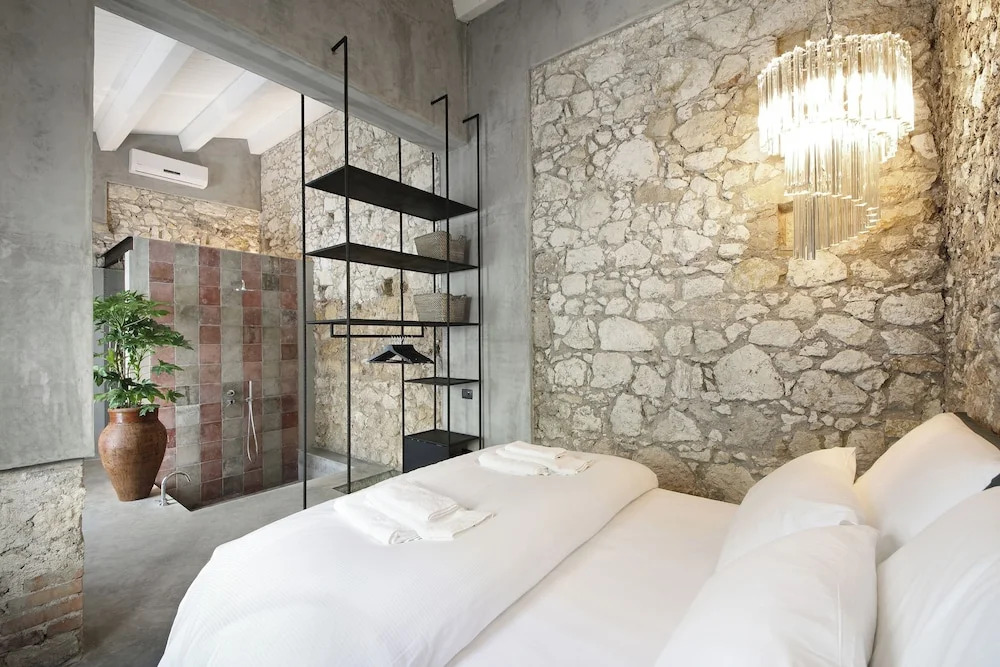 ISONZO SUITES