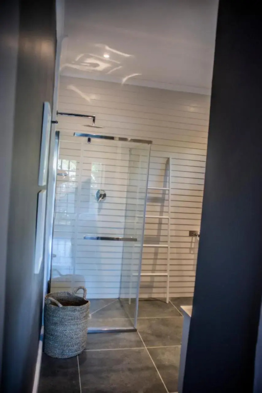 Seven on Flora- Hot Tub, Modern with amazing outside area