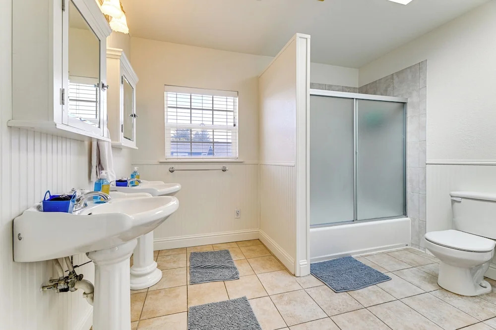 Crescent City Home w/ Hot Tub: Half-block to Beach