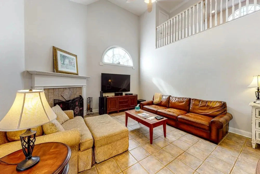 Beautiful Home With Modern Conveniences - Close to the Beach, Dogs Welcome