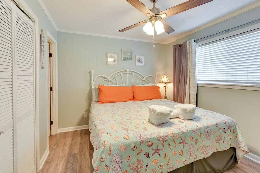< 1 Mi to Beach: Hilton Head Island Condo w/ Pool!