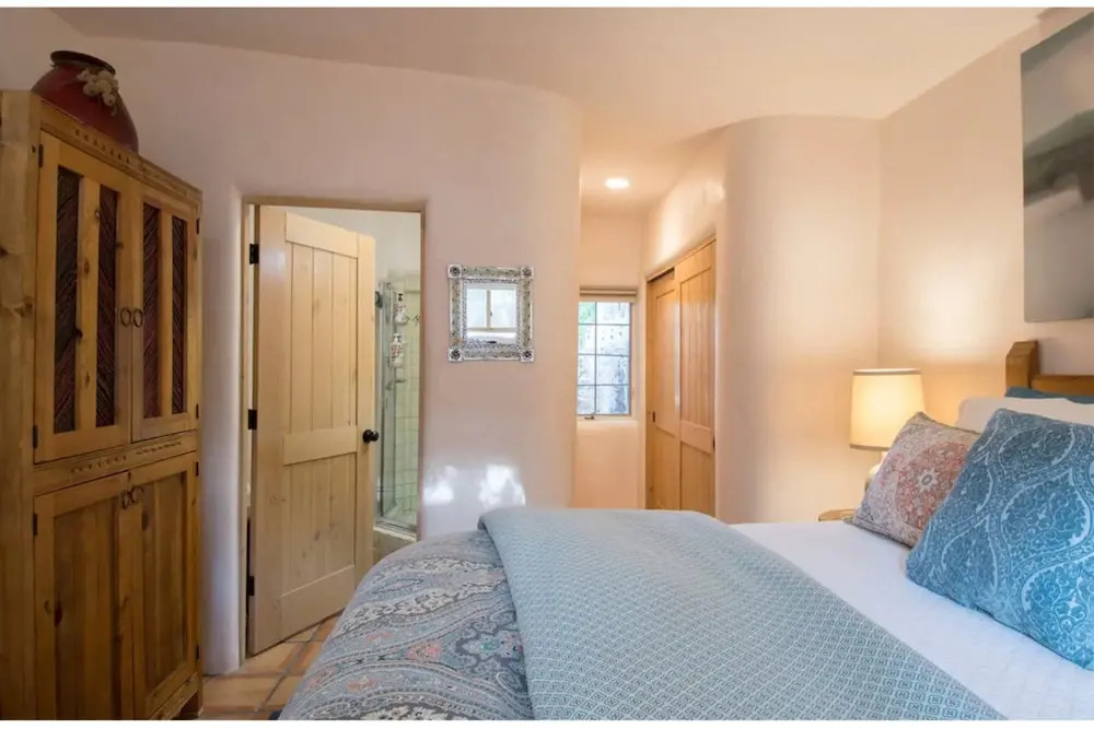 Buenas Noches - Quintessential Eastside Getaway With Spacious Patio, Two Kiva Fireplaces, Walk to Canyon Rd. and the Plaza