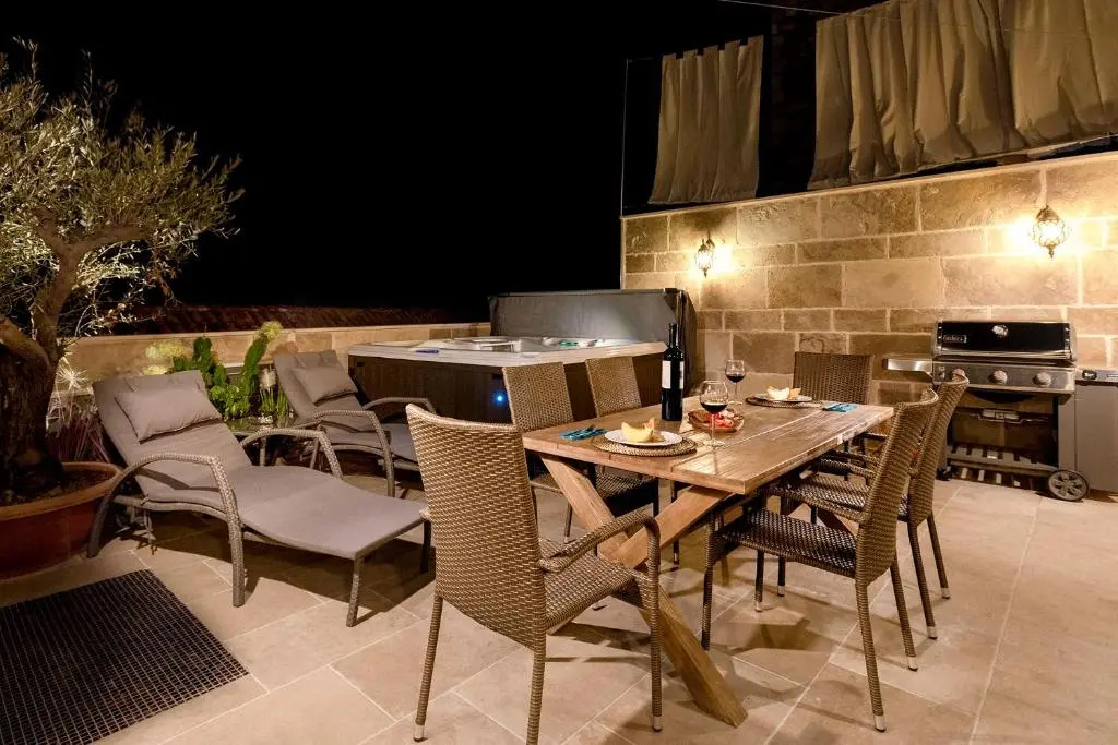 Luxury Palazzo v. Pelsocz Hvar Town