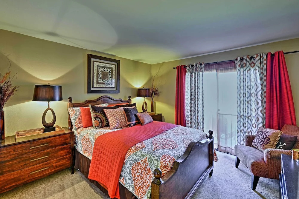 Palm Desert Townhome w/ Mountain Views & Patio