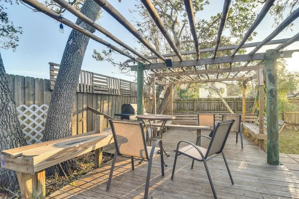 5 Mi to Beaches: Seminole Retreat w/ Balcony