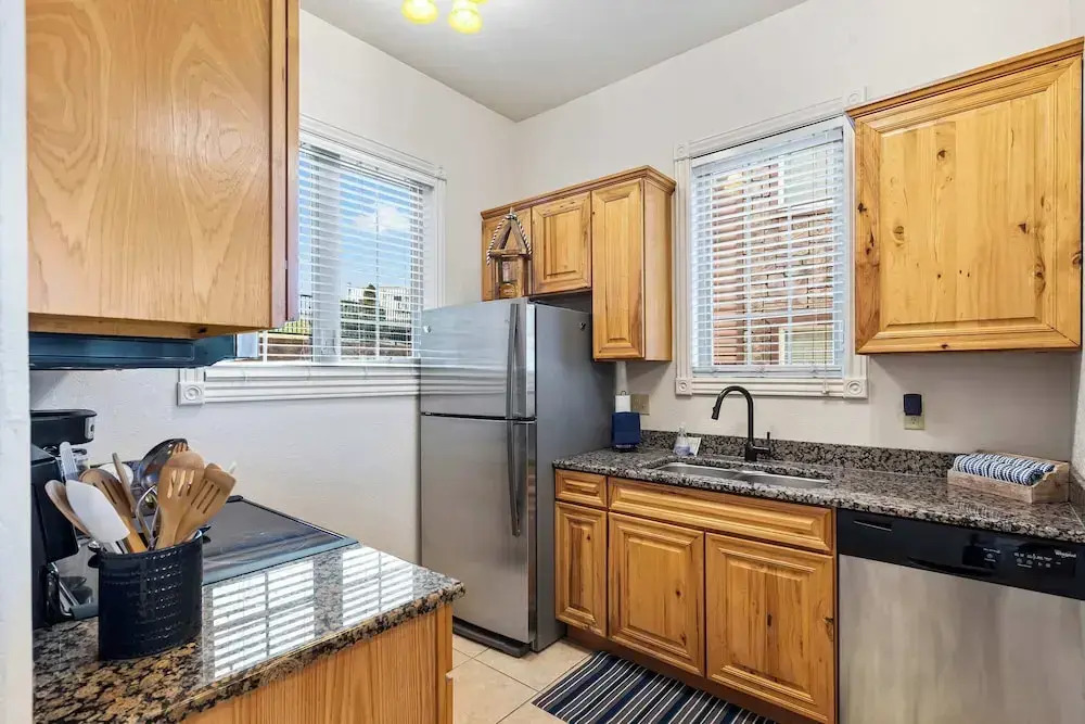 Cliffside Lake Retreat - 2 Bdr, Walk to Table Rock