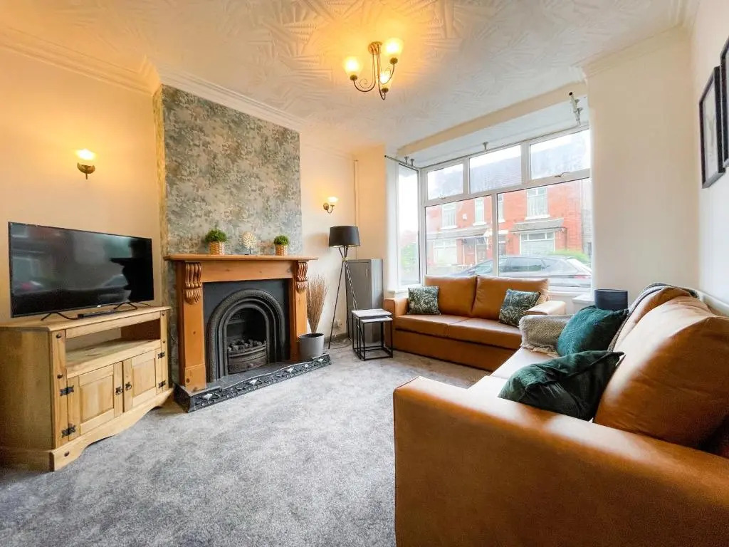Spacious 4-Bed House in Crewe by 53 Degrees Property, Long-term discounts, Ideal for Contractors