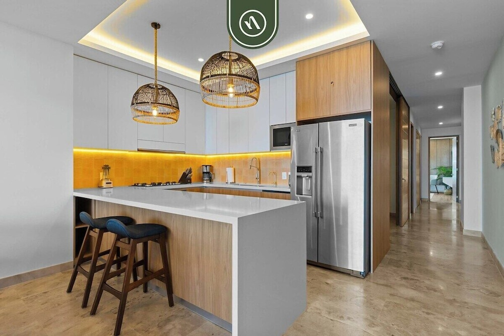 New Stylish 1 BR Condo - Ocean Views - Flex Room