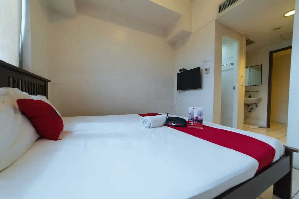 Golden Panda Dormtel by RedDoorz
